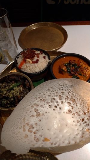 一日中歩いてもまだ歩き足りない大英博物館。
夕飯はカレーとフィッシュアンド...