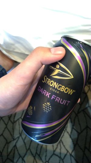 ホテル近くのカフェでサンドイッチを購入朝からストロングボウでアルコール摂取...