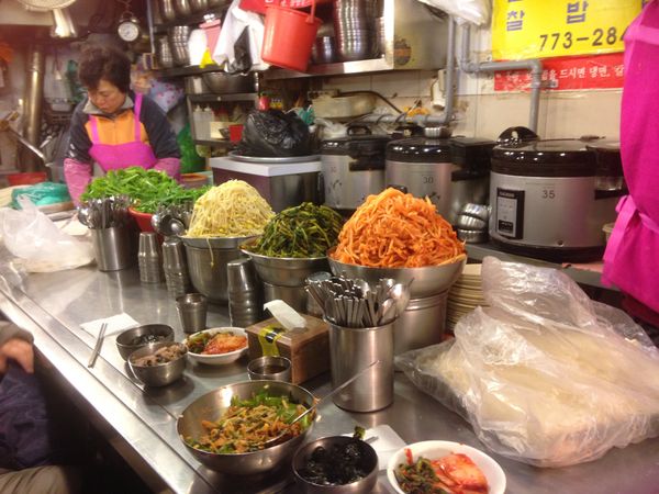 大韓民国 (韓国)・ソウル「食べ物紀行」の写真：市場でカルククスやビビンバ。