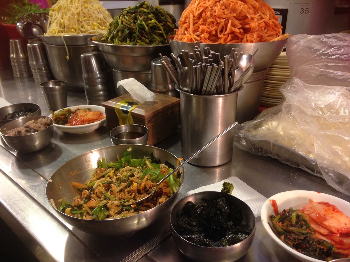 市場でカルククスやビビンバ。