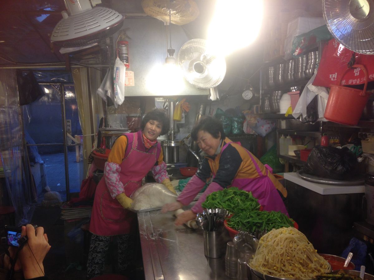 市場でカルククスやビビンバ。