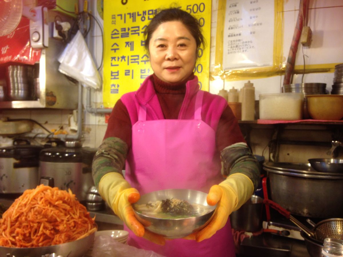 市場でカルククスやビビンバ。