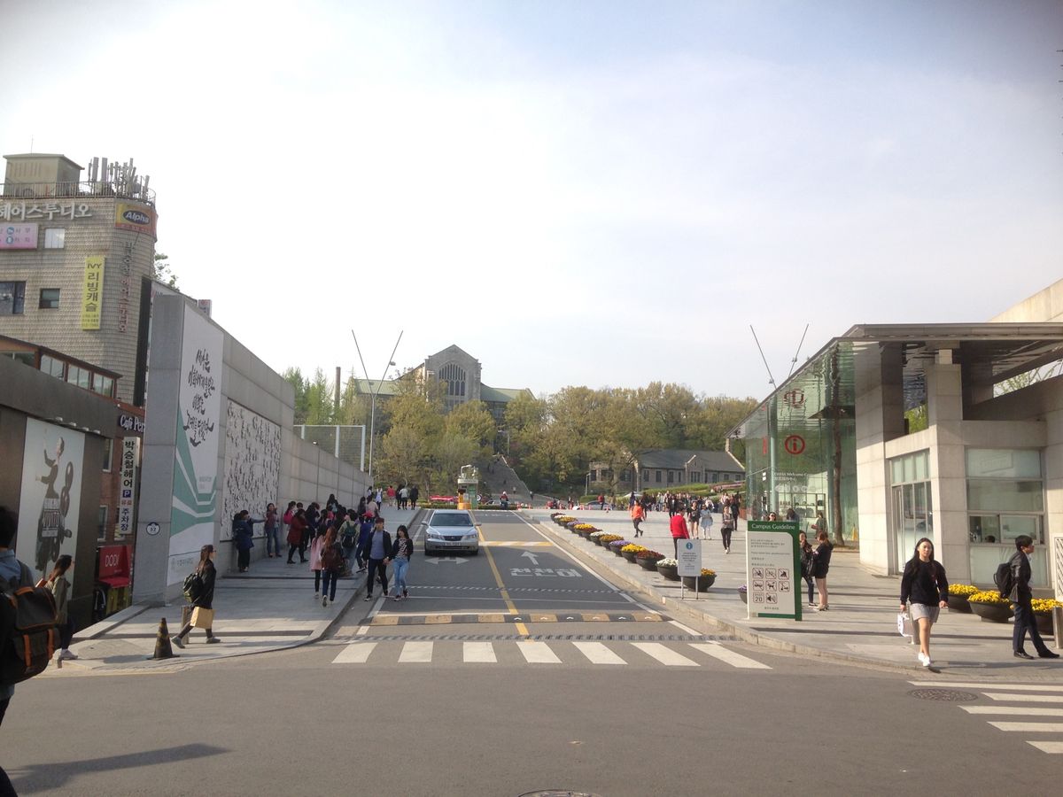 梨大←女子大。
近くの変わった形のマンション❓