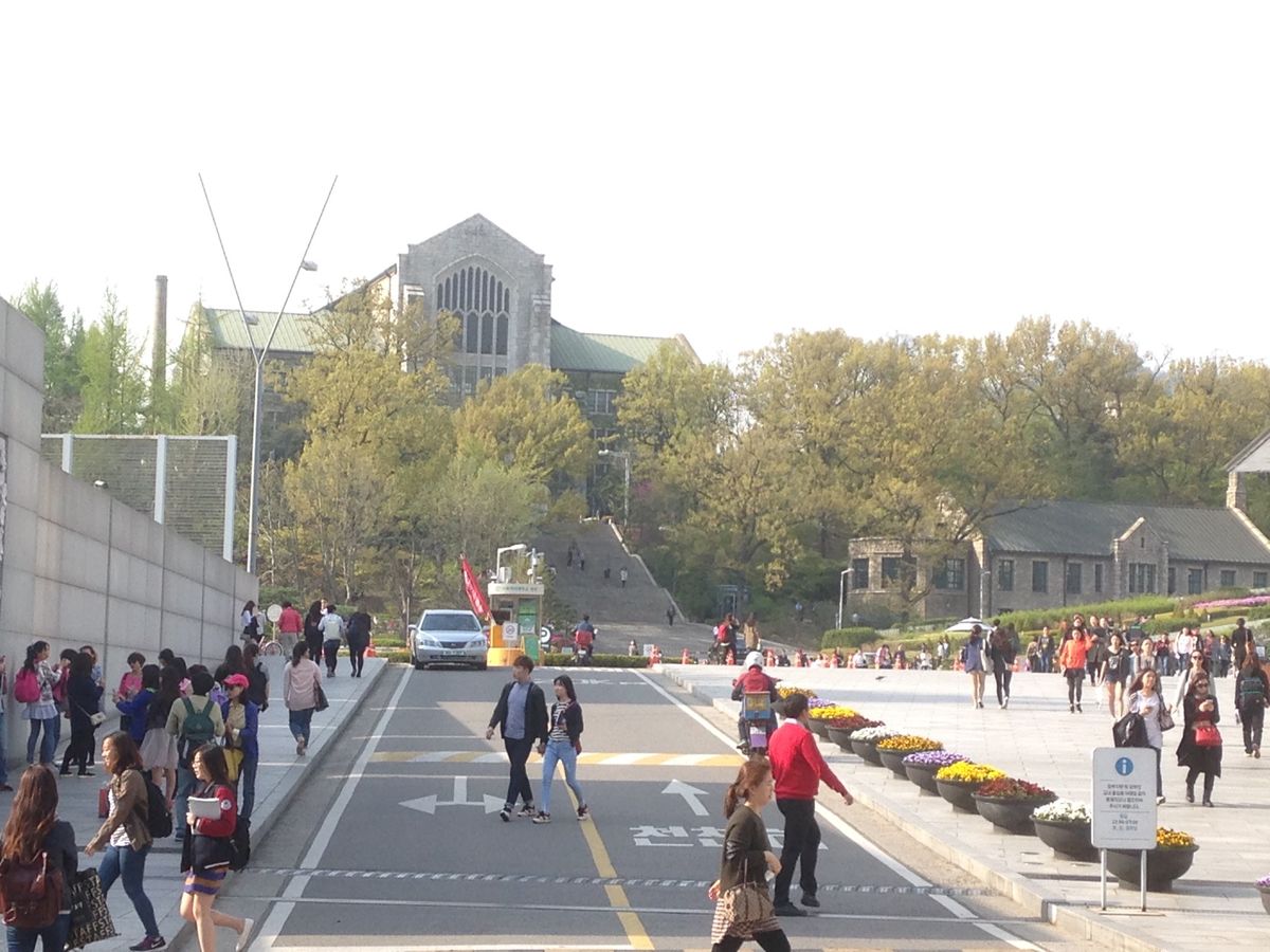 梨大←女子大。
近くの変わった形のマンション❓