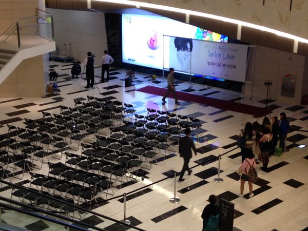 大韓民国 (韓国)・ソウル「ヲタ活」の写真：サイン会。
かなりブレてる。