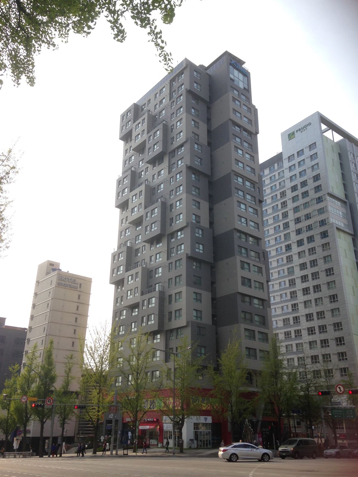 梨大←女子大。
近くの変わった形のマンション❓