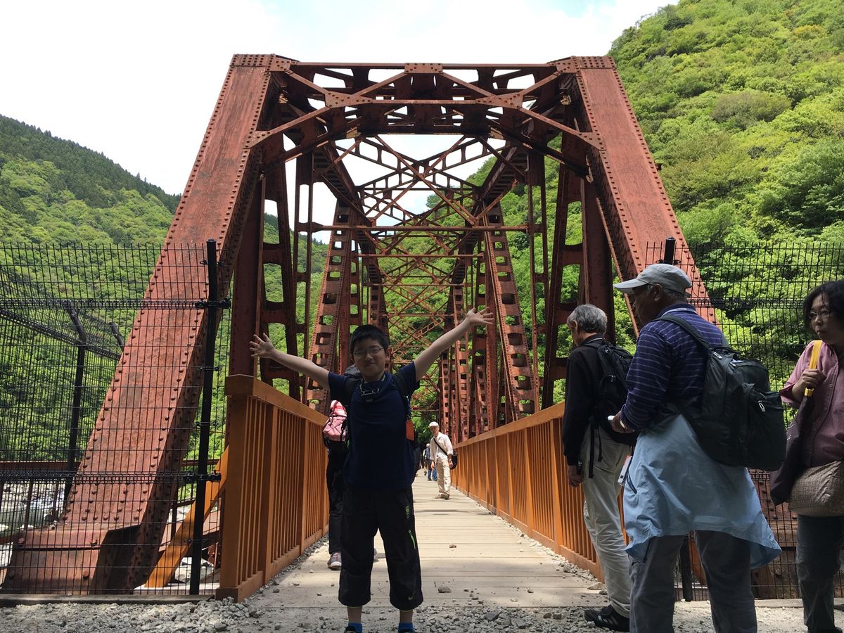 廃線を歩きます。
トンネルは真っ暗で、懐中電灯がないと進めません。