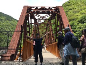 廃線を歩きます。
トンネルは真っ暗で、懐中電灯がないと進めません。