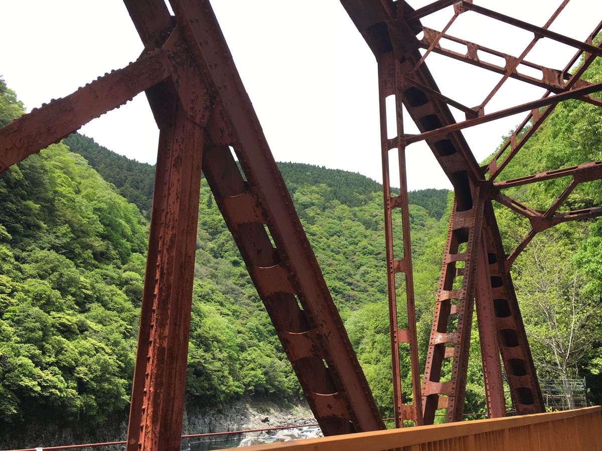 廃線を歩きます。
トンネルは真っ暗で、懐中電灯がないと進めません。