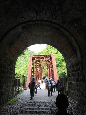 廃線を歩きます。
トンネルは真っ暗で、懐中電灯がないと進めません。