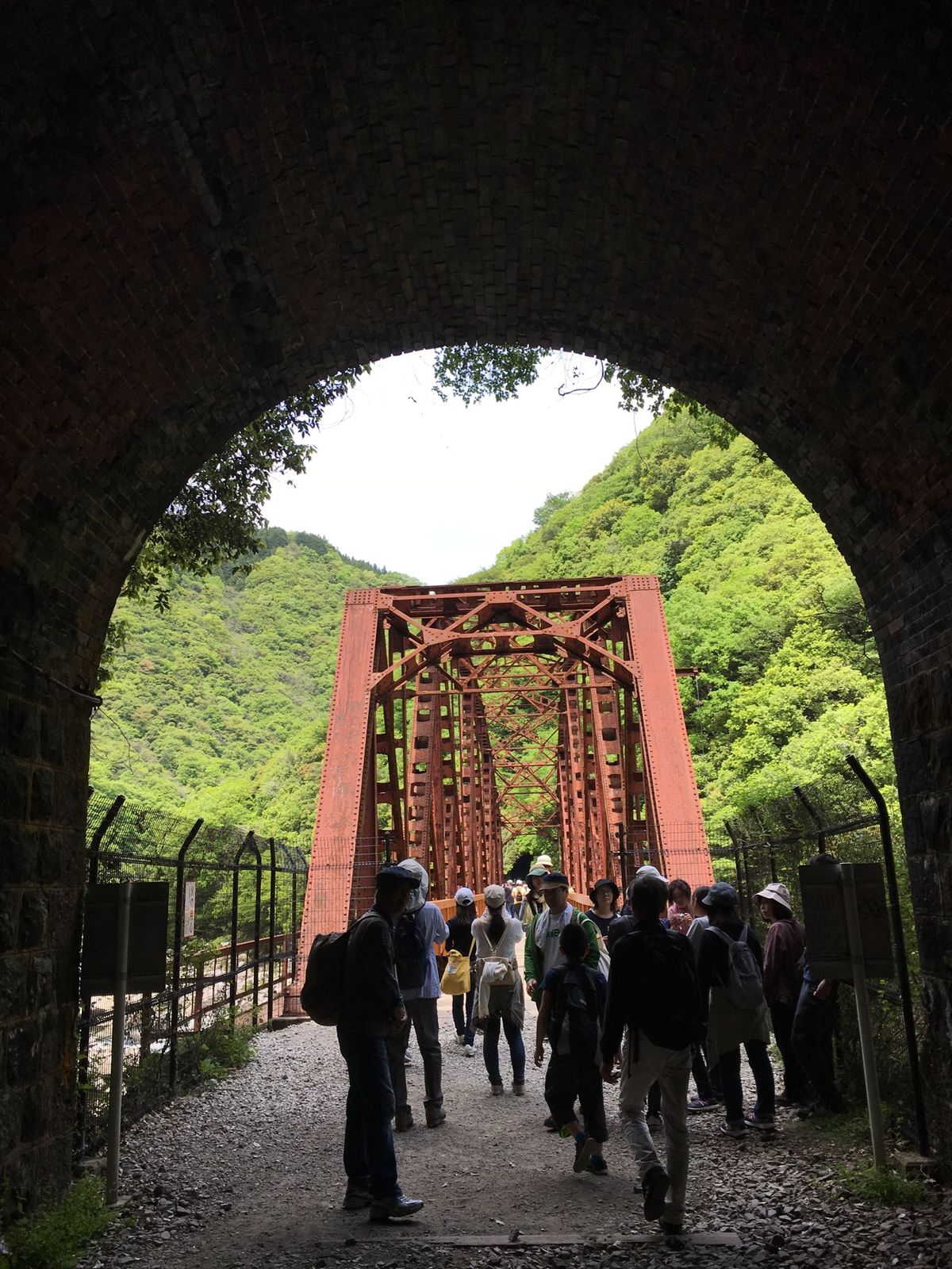 廃線を歩きます。
トンネルは真っ暗で、懐中電灯がないと進めません。