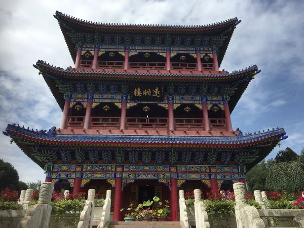 中国・トルファン「シルクロード旅@ウルムチ・トルファン」の写真：ウルムチ
1,2 紅山公園 ウルムチの大...