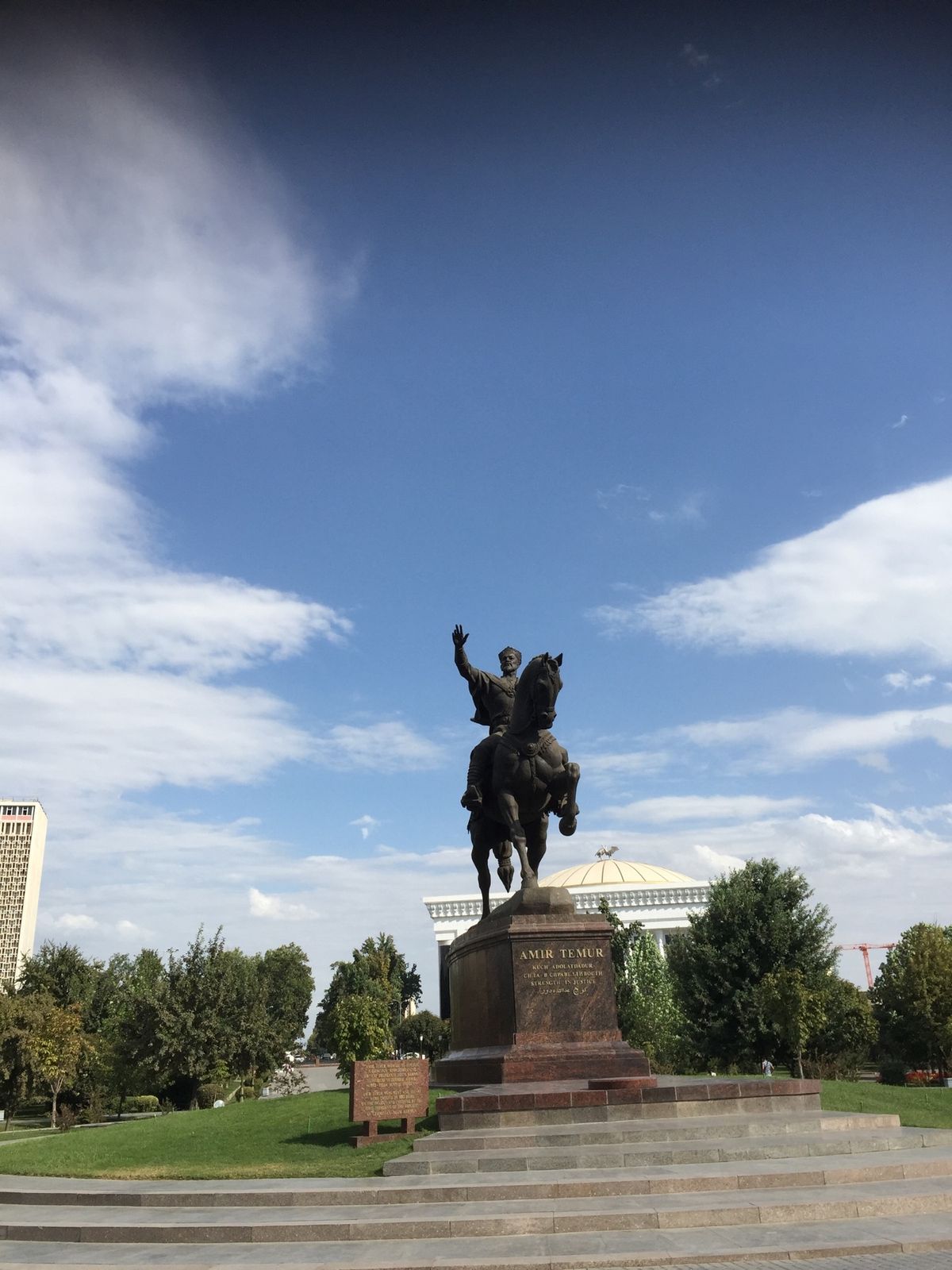 ビシュケクから夜行バスで移動🚌
ティムール博物館、クカルダシュマドラサなど...