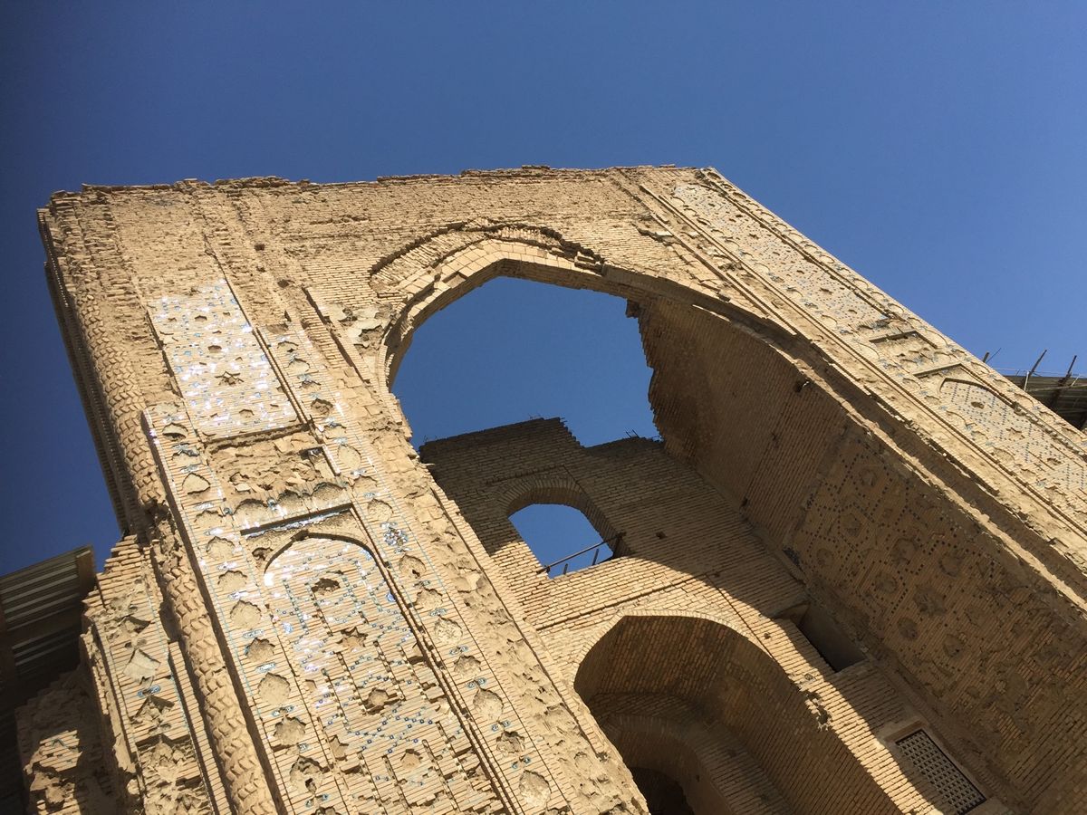 レギスタン広場に始まり様々なモスクや廟をみて回りました。青いタイルの廟が両...