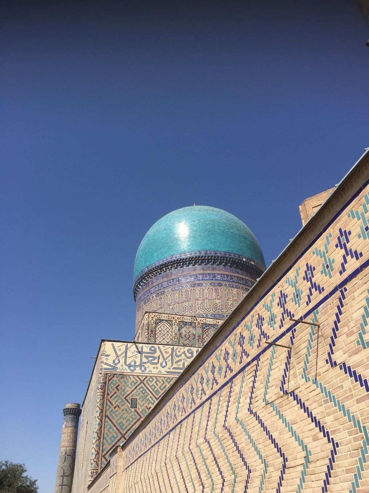 レギスタン広場に始まり様々なモスクや廟をみて回りました。青いタイルの廟が両...