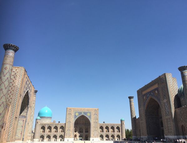 ウズベキスタン・サマルカンド「サマルカンド 青いモスクと廟」の写真：レギスタン広場に始まり様々なモスクや廟を...