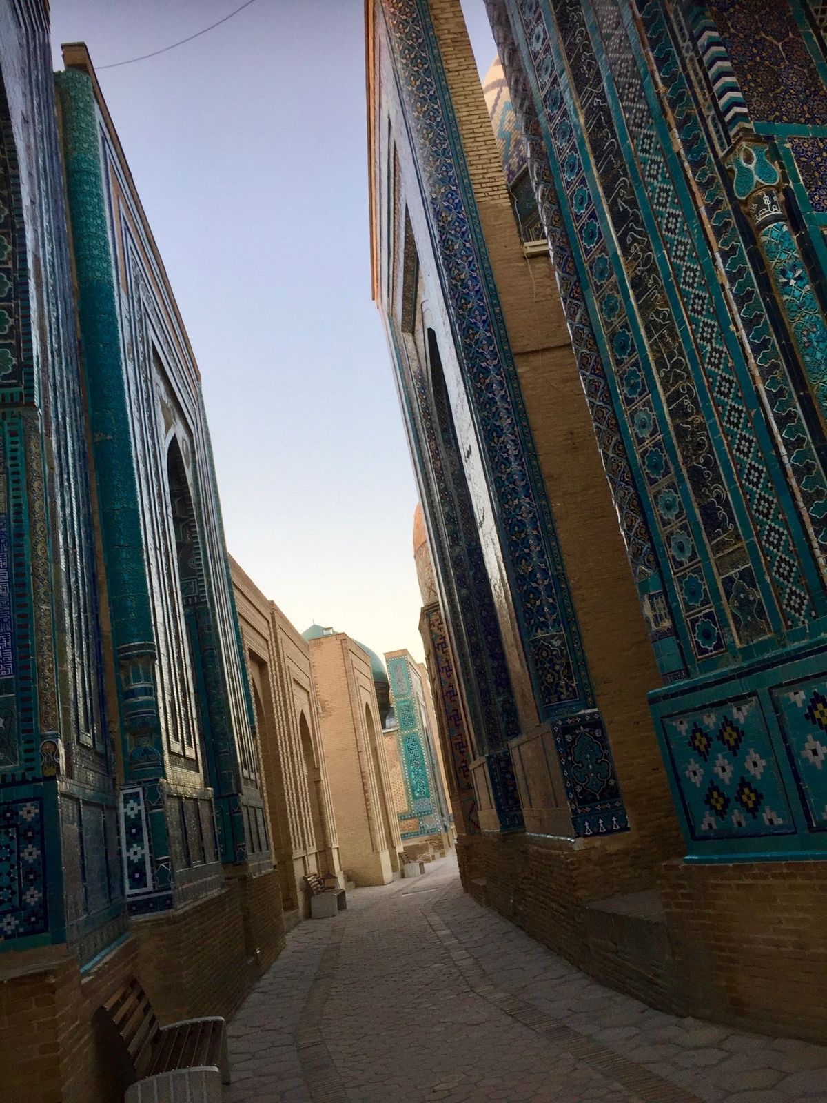 レギスタン広場に始まり様々なモスクや廟をみて回りました。青いタイルの廟が両...