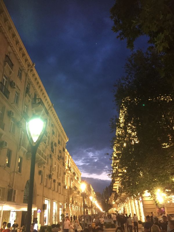 アゼルバイジャン・バクー「バクー 煌びやかな街」の写真：フレイムタワーやゾロアスター教寺院、旧市...