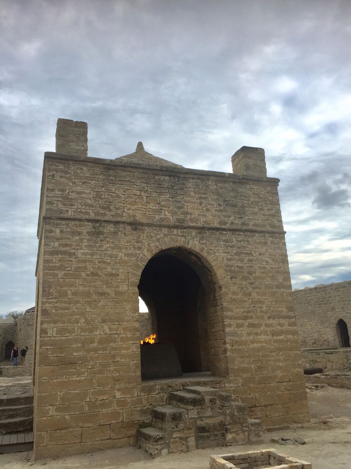 フレイムタワーやゾロアスター教寺院、旧市街などを回りました。首都はヨーロッ...
