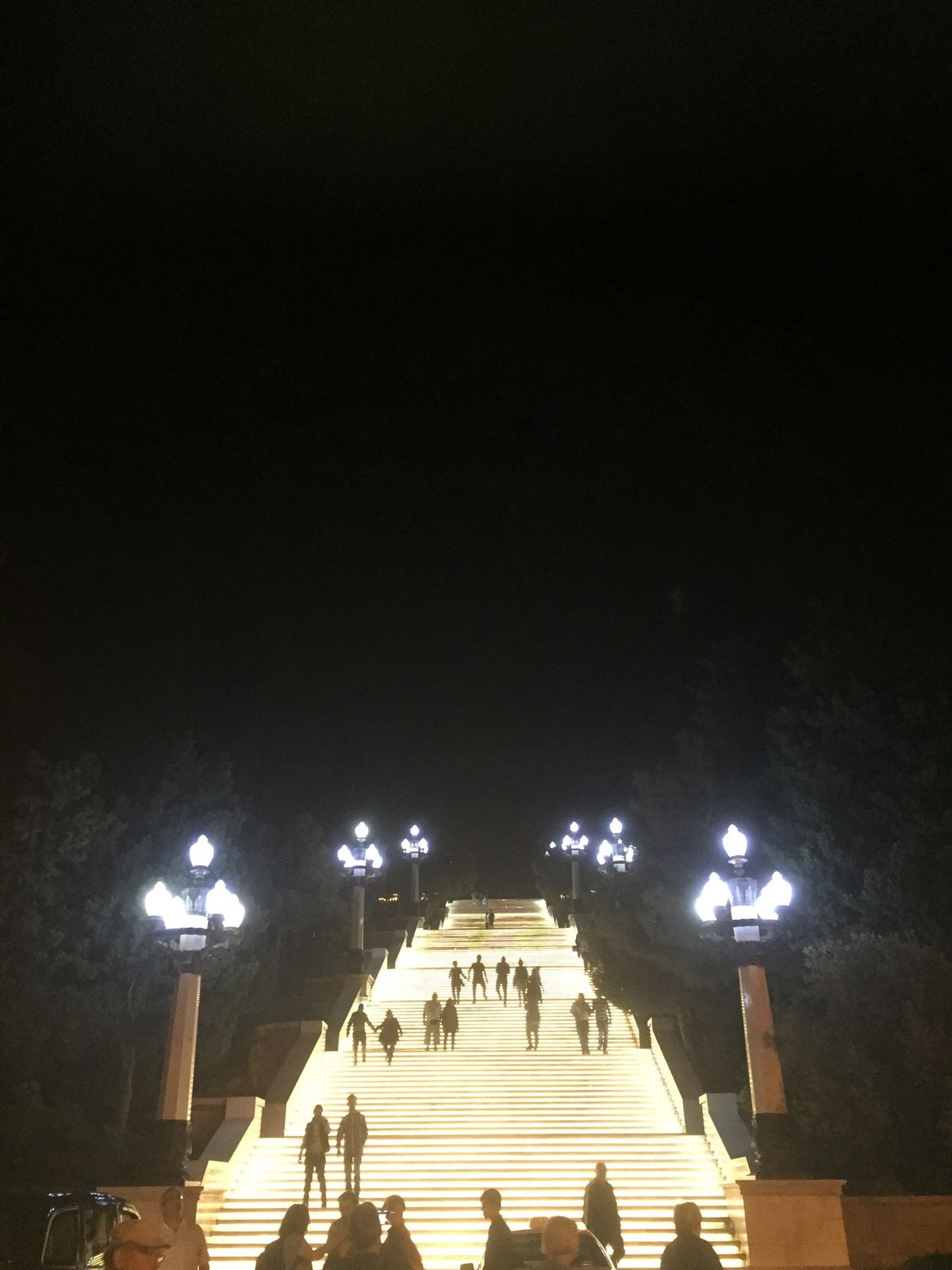 フレイムタワーやゾロアスター教寺院、旧市街などを回りました。首都はヨーロッ...