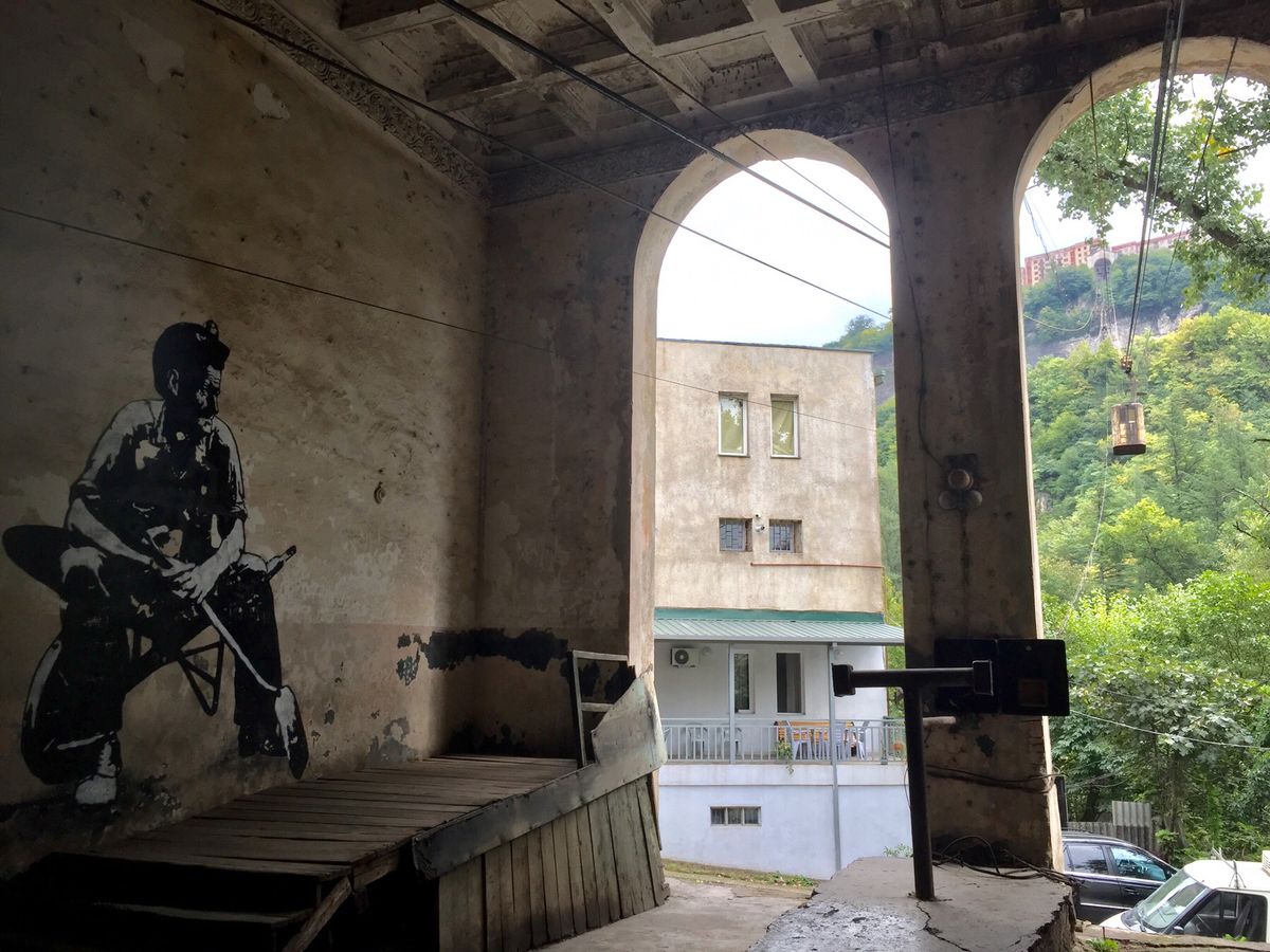 クタイシから日帰りでカツヒの柱を見に行きました。バスを一緒になった旅人と、...