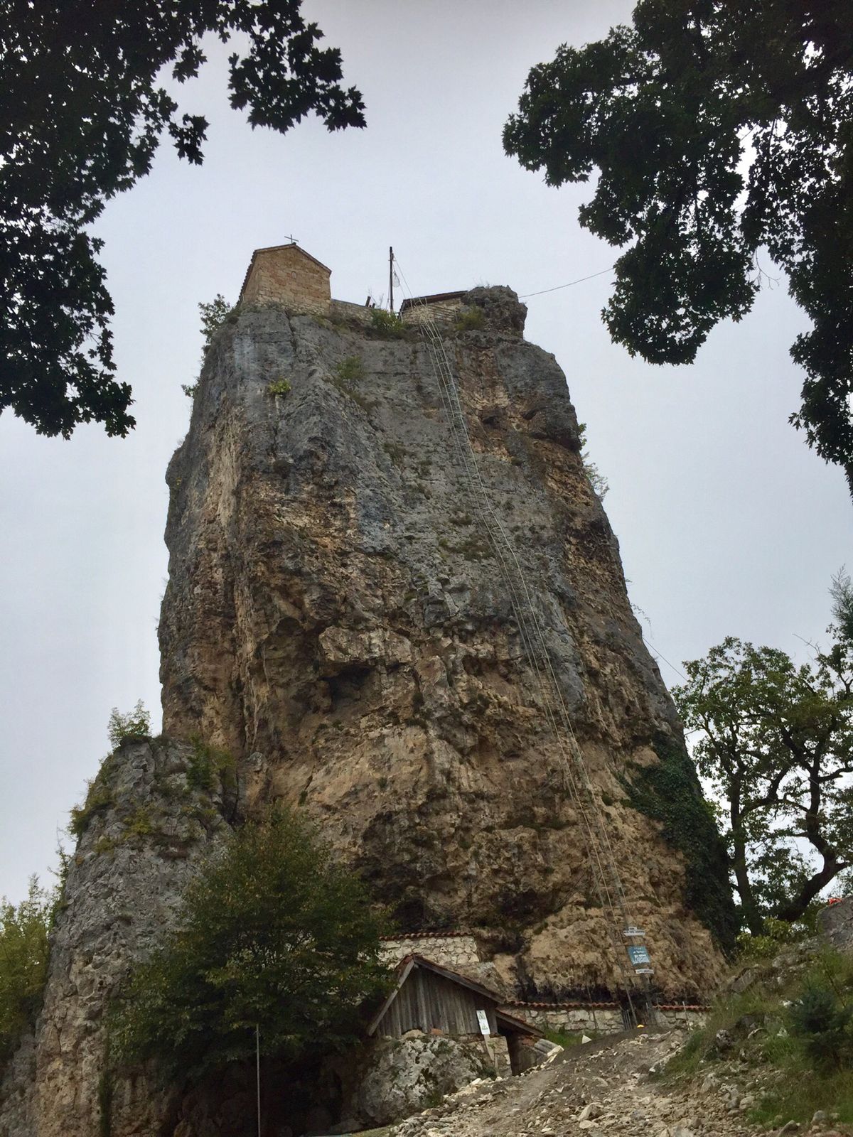 クタイシから日帰りでカツヒの柱を見に行きました。バスを一緒になった旅人と、...