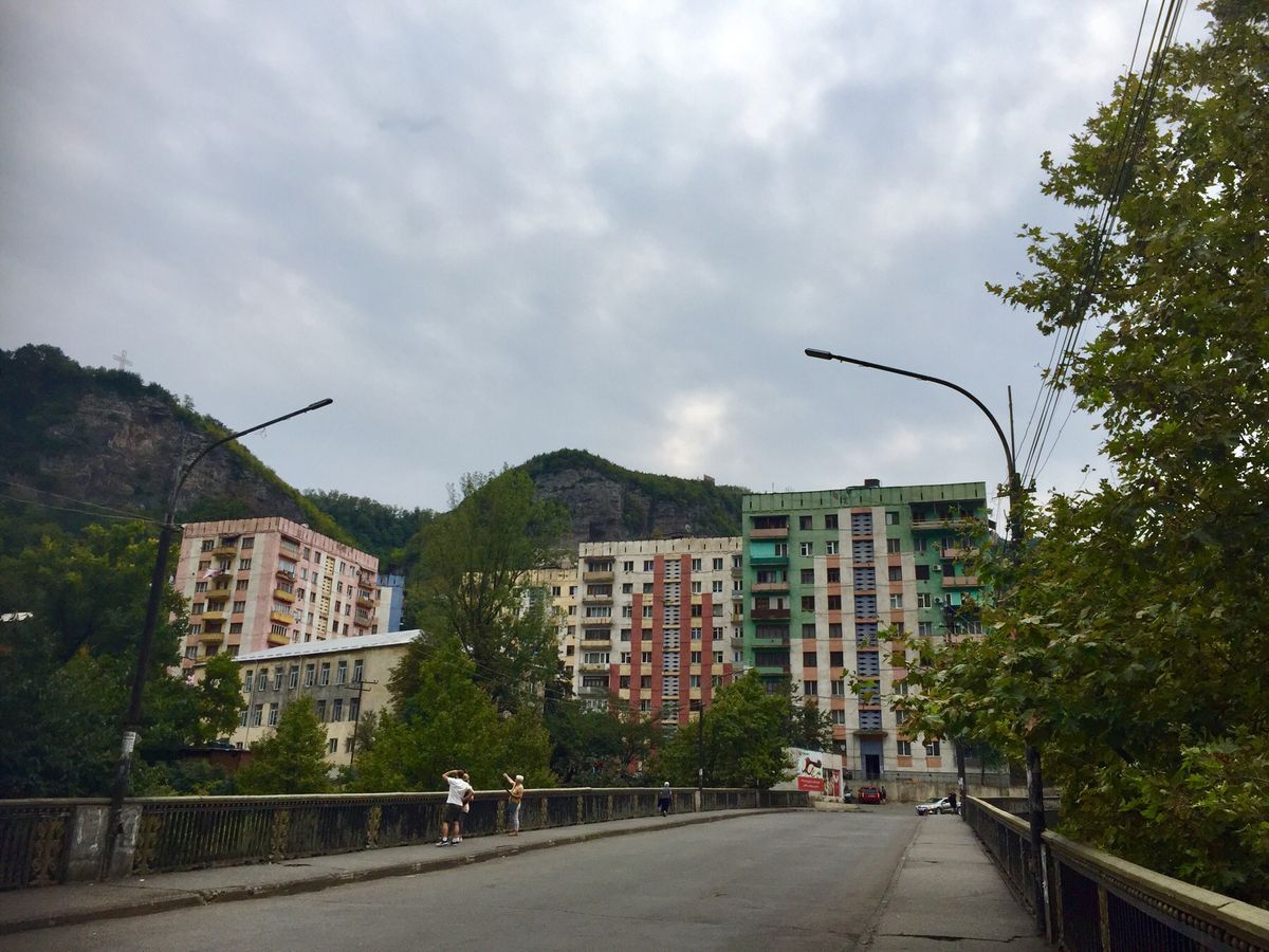 クタイシから日帰りでカツヒの柱を見に行きました。バスを一緒になった旅人と、...