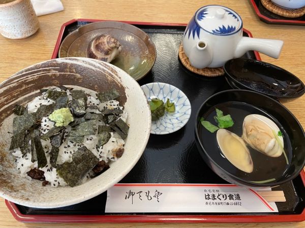 日本・三重県「六華苑と桑名の蛤料理」の写真：お昼は桑名名物の蛤料理。お吸い物に焼き蛤...