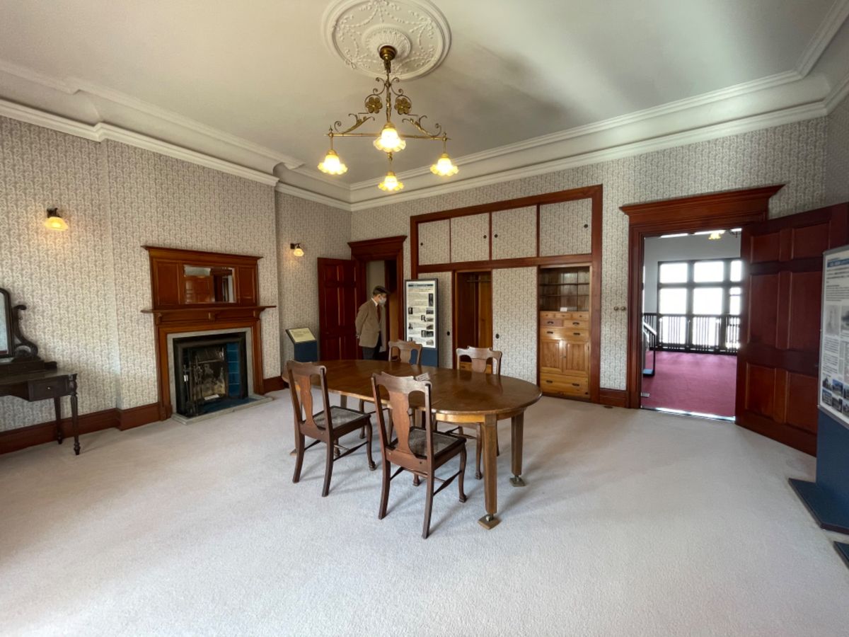 洋風建築と和風建築が合わさった珍しい建物でした。