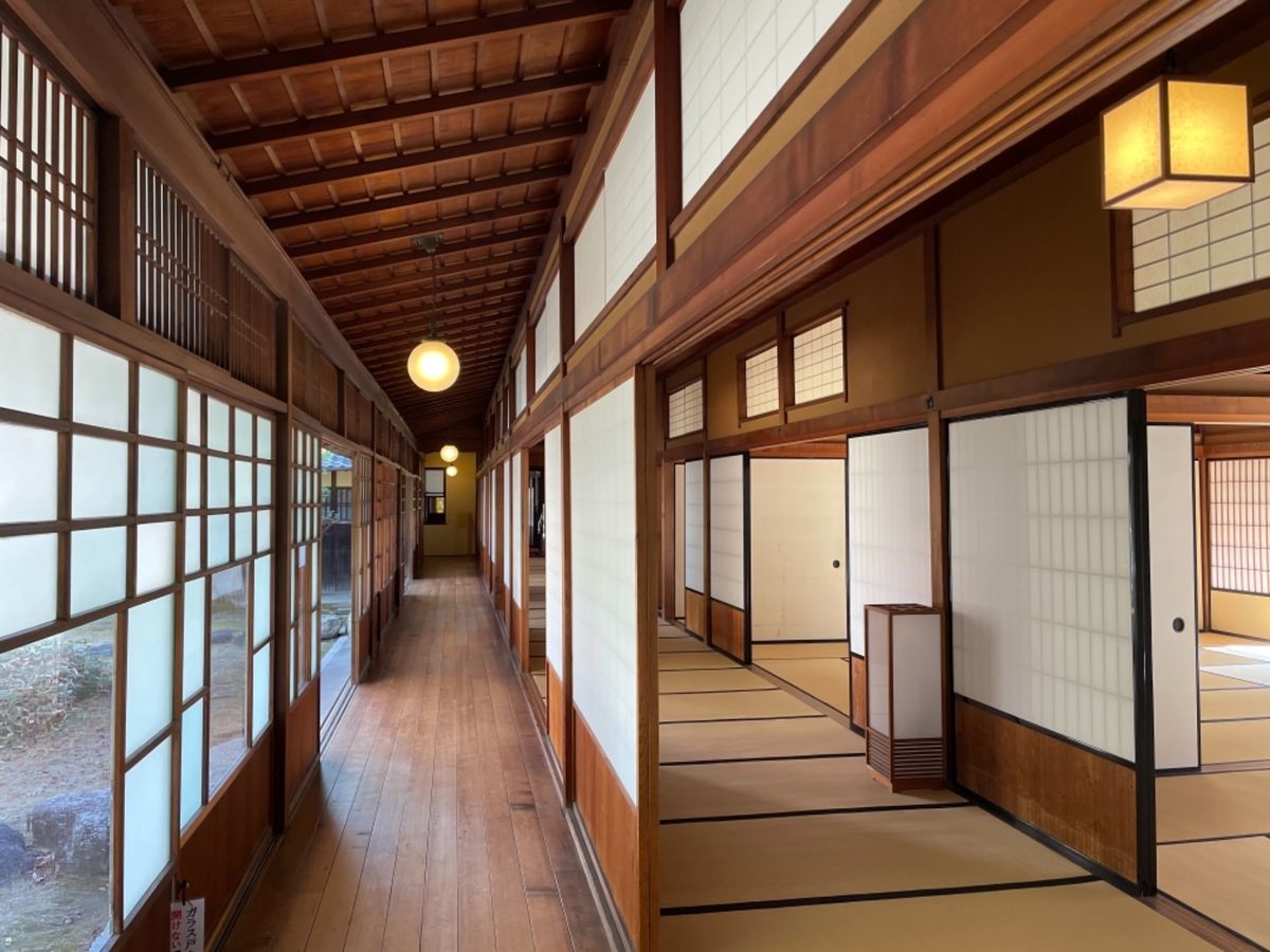 洋風建築と和風建築が合わさった珍しい建物でした。