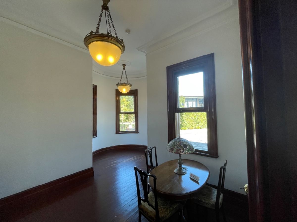 洋風建築と和風建築が合わさった珍しい建物でした。