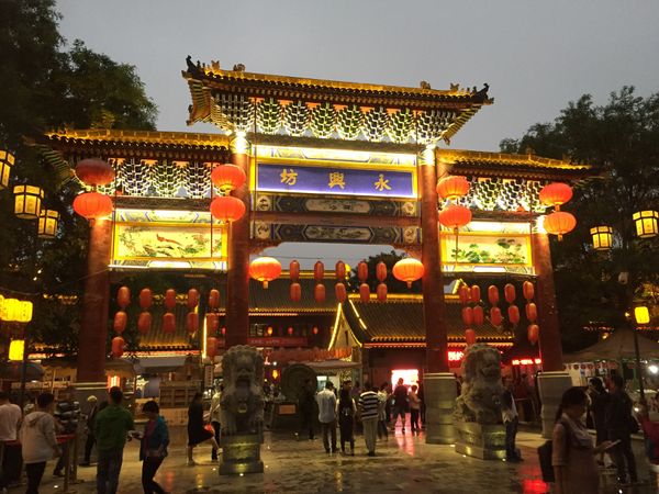 中国・西安「シルクロード旅 西安・敦煌」の写真：西安市街。夜は煌びやかでした。