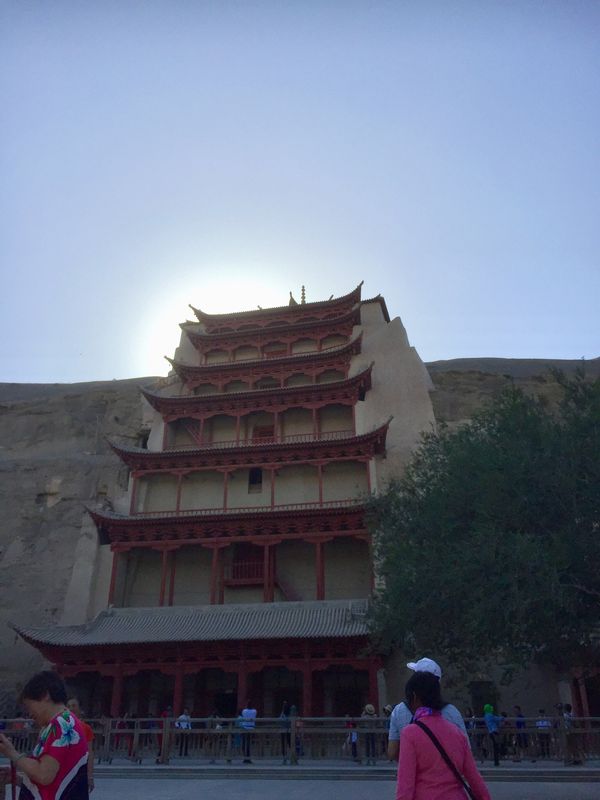 中国・西安「シルクロード旅 西安・敦煌」の写真：敦煌
1,2 莫高窟
3 月牙泉
4 鳴沙山