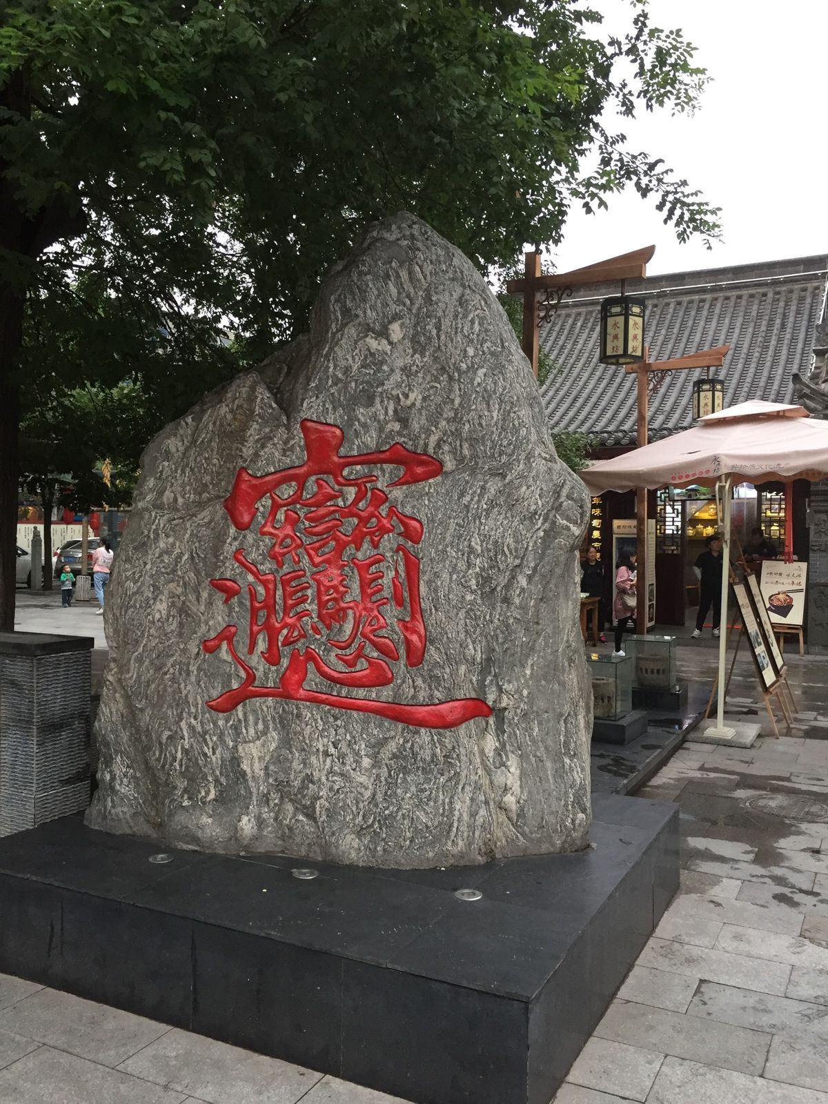 西安市街。夜は煌びやかでした。