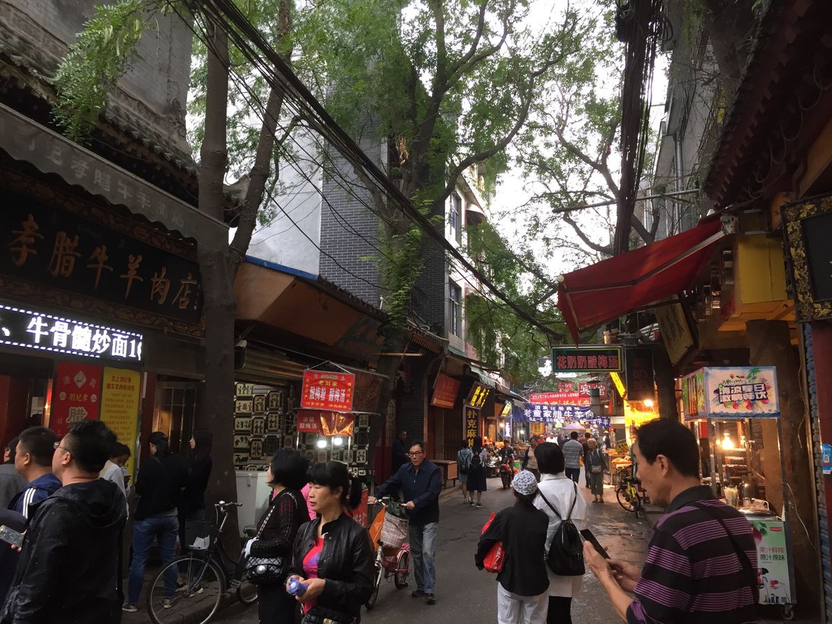 西安市街。夜は煌びやかでした。