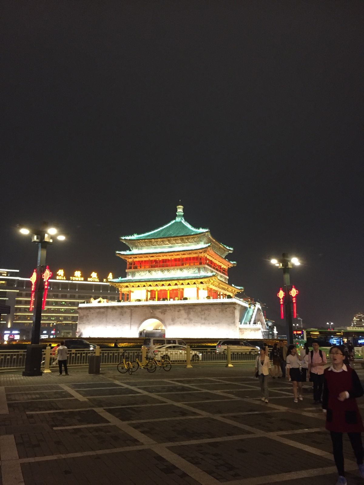 西安市街。夜は煌びやかでした。