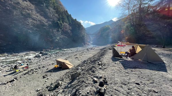 日本・東京都「ゼロ装備ソロ氷川キャンプ」の写真：人が多い降ってすぐのエリアから、ひとが誰...
