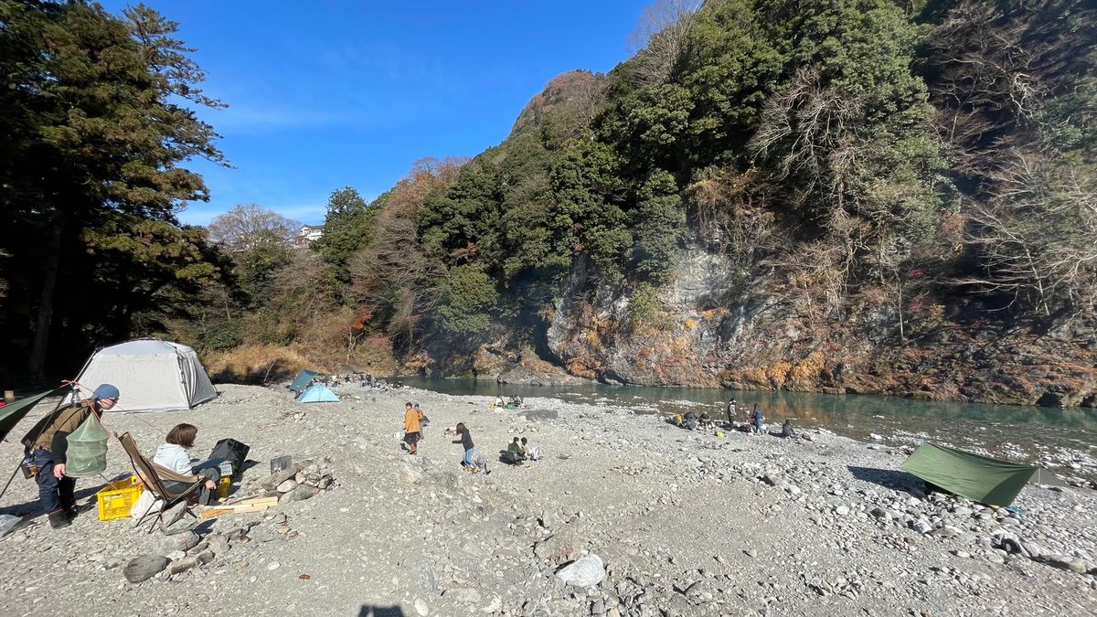 人が多い降ってすぐのエリアから、ひとが誰もいないエリアに移動。
これでソロ...