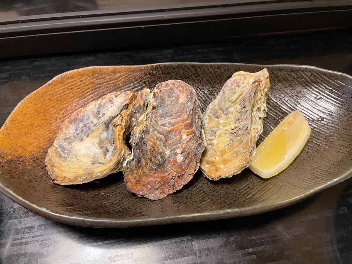的矢湾の牡蠣を焼き牡蠣で。後はこのお店名物と言う鯛茶漬けも。