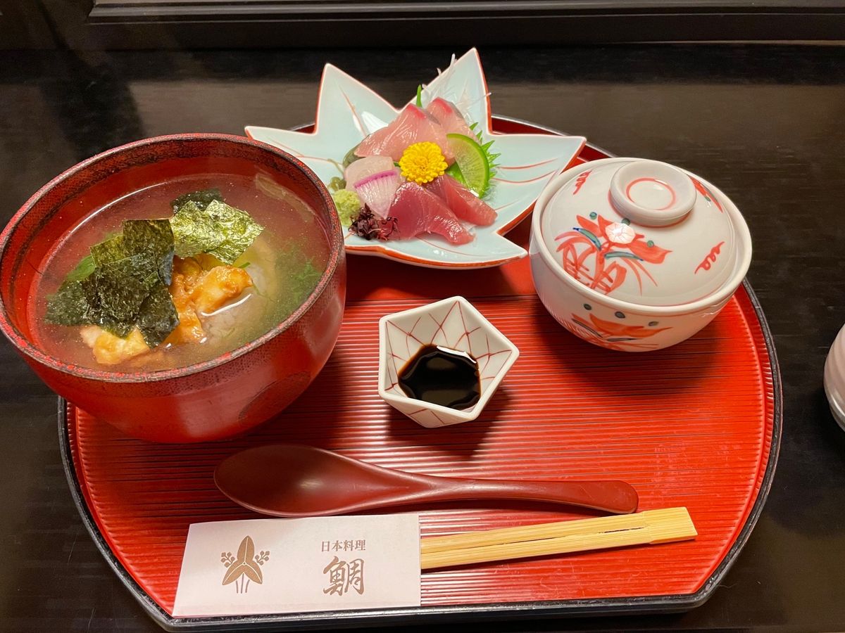 的矢湾の牡蠣を焼き牡蠣で。後はこのお店名物と言う鯛茶漬けも。