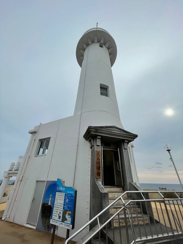 日本・三重県「伊勢志摩灯台と牡蠣」の写真：大王崎の灯台