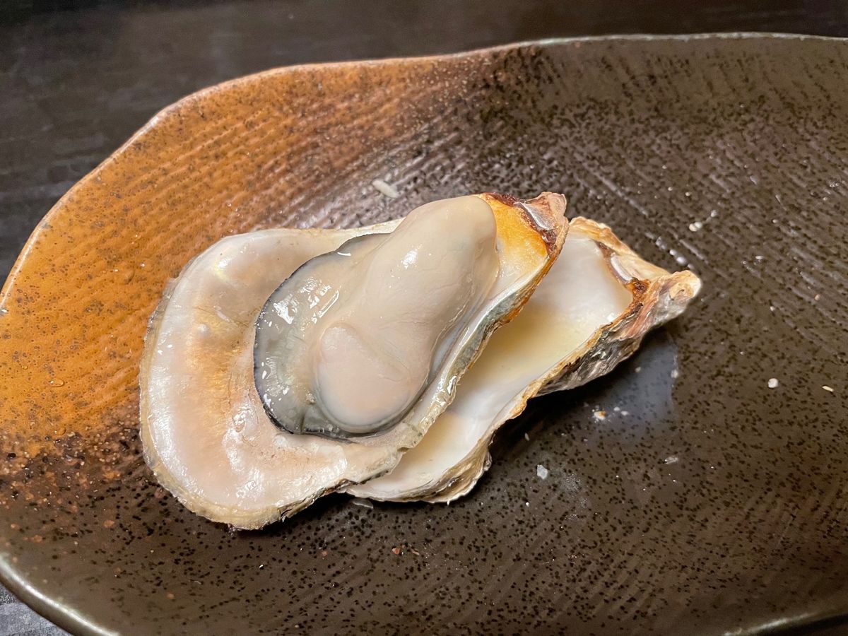 的矢湾の牡蠣を焼き牡蠣で。後はこのお店名物と言う鯛茶漬けも。