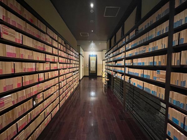 日本・山梨県「読書の旅　蓼科親湯温泉」の写真：本すごい
選ぶだけで1日終わりそう