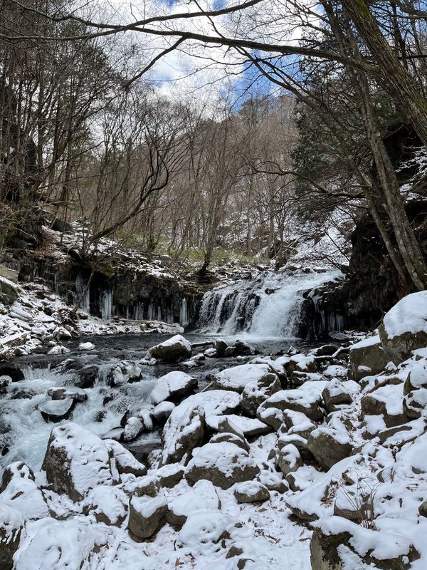 日本・山梨県「読書の旅　蓼科親湯温泉」の写真：昼の後「大滝」へ
ホテルから歩いて5分く...