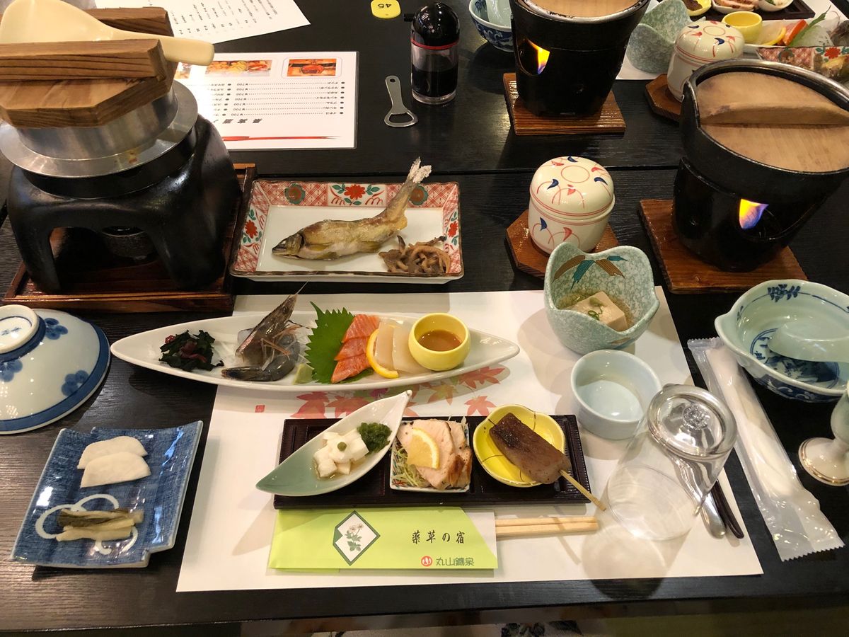 お宿は丸山鉱泉旅館。
薬湯風呂が目玉らしい。
ご飯は噂に違わずボリューム満...