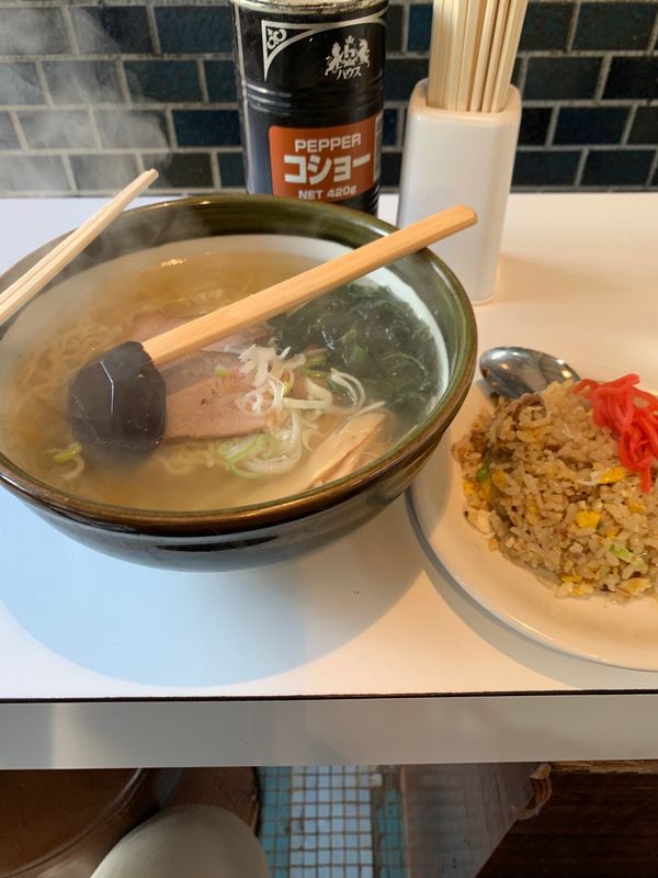 日本・北海道「修学旅行以来の函館」の写真：朝市にあるラーメン屋さん。
朝からやって...