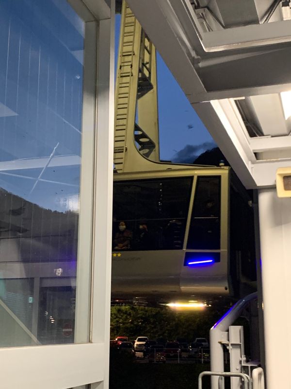 日本・北海道「修学旅行以来の函館」の写真：函館山へ。山の上は3℃とあってさすがに寒い。