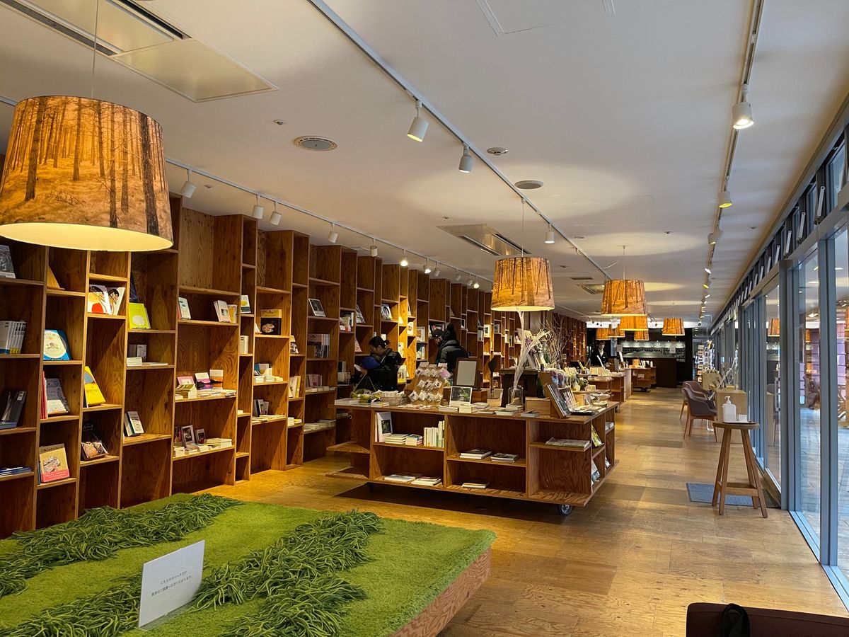 ブックカフェ

蔦屋書店みたいな感じで展示されている本を自由に読めます
開...