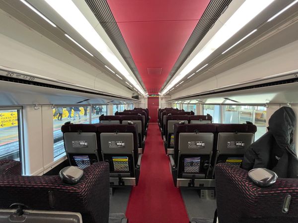 日本・長野県「星のや リゾナーレ八ヶ岳」の写真：あずさで小淵沢へ
ほとんど誰も乗っていな...