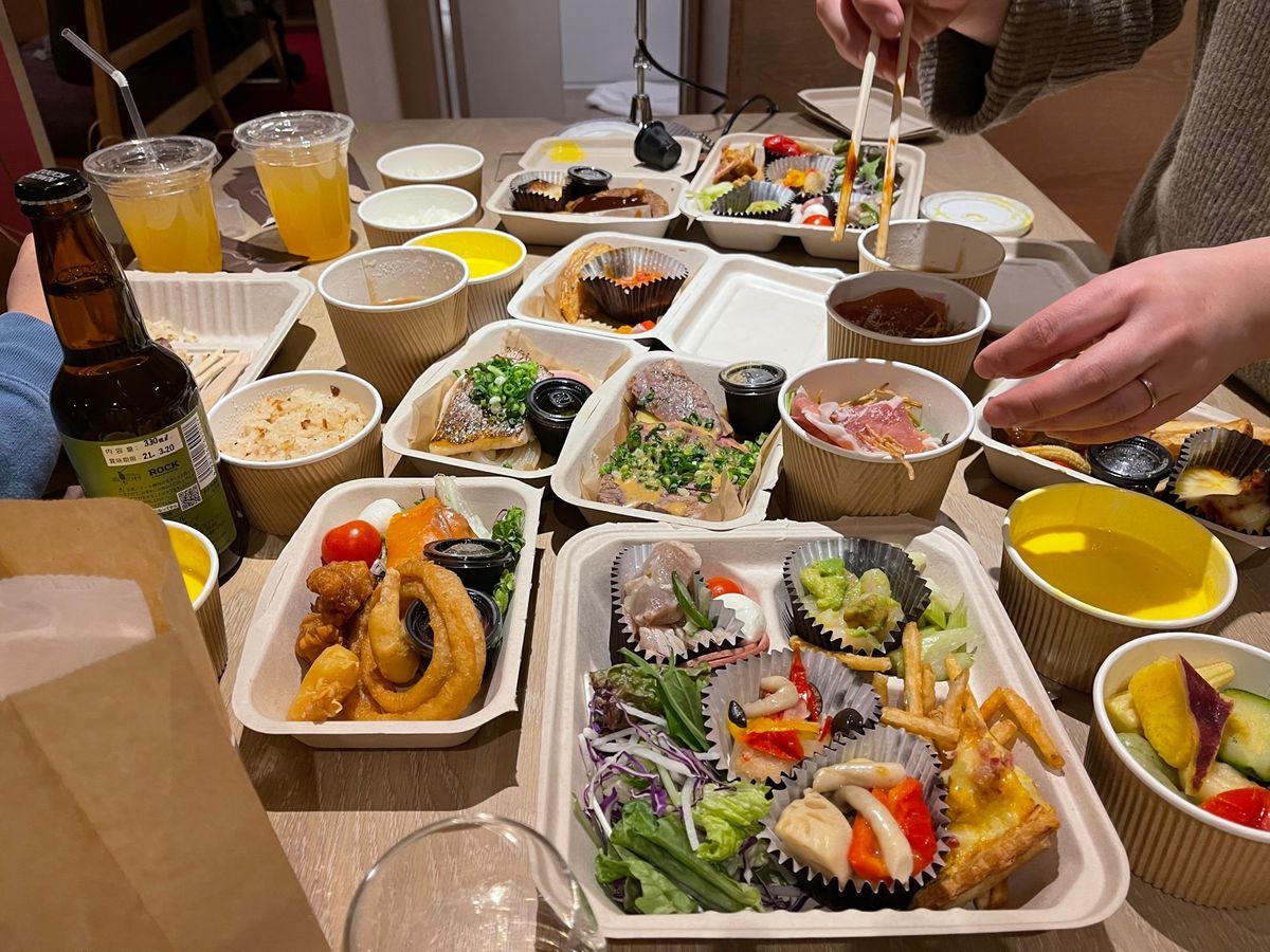 ホテルのレストラン「YYGRILL」はテイクアウトもでき、部屋でゆっくり食...